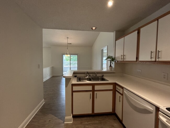 Building Photo - 104 Breezewood Dr