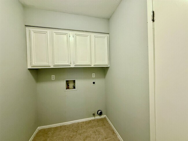 Building Photo - 10722 Sashay Dr