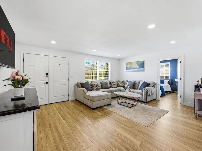 Building Photo - Fully Furnished South Tampa Retreat | Flexible Lease Terms