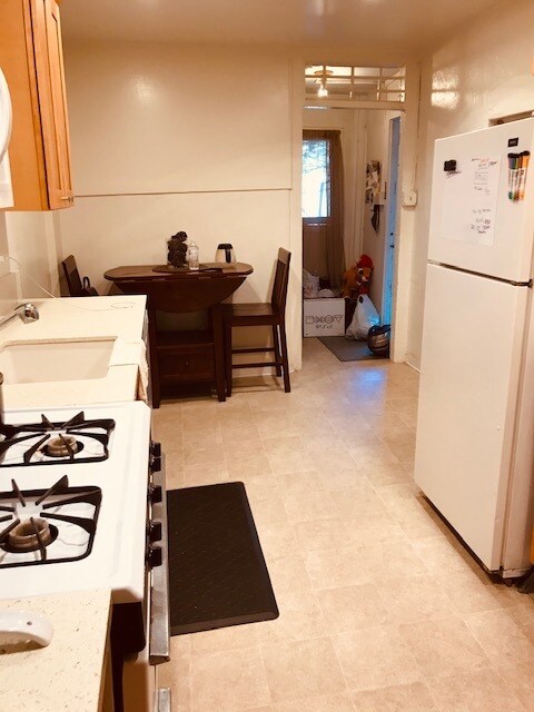 Eating area kitchen - 3113 Raymond Ave