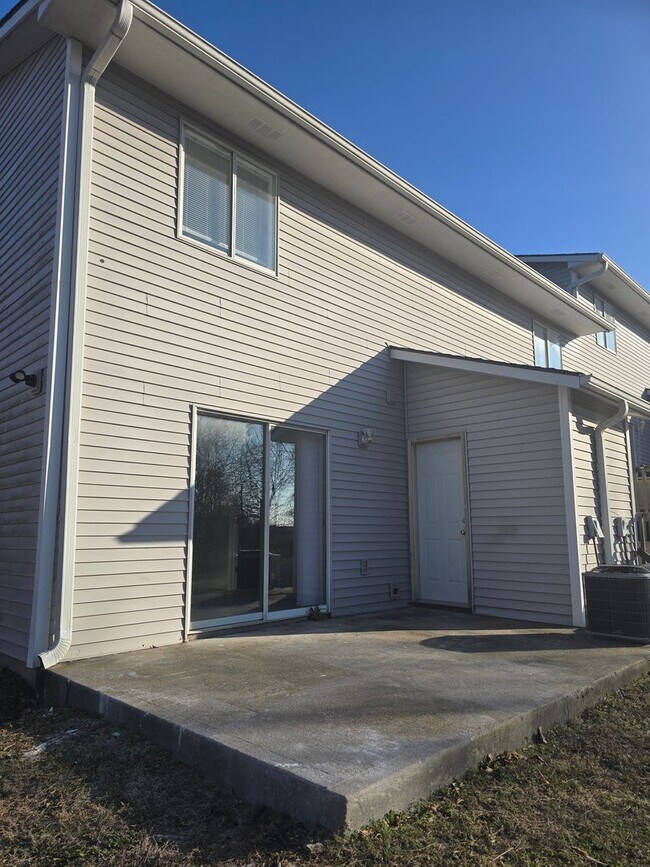 Building Photo - Newly Renovated 2 Bedroom 1.5 Bathroom Townhouse in Osage Beach!