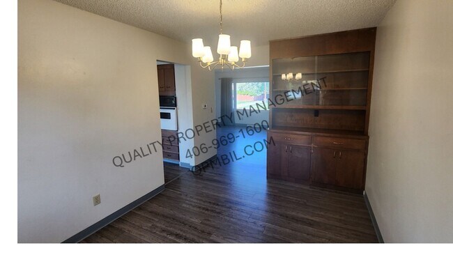 Building Photo - Spacious 3BD/2BA Duplex with Garage in Pri...