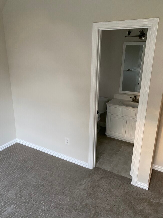 Building Photo - 306 Rivercove Dr
