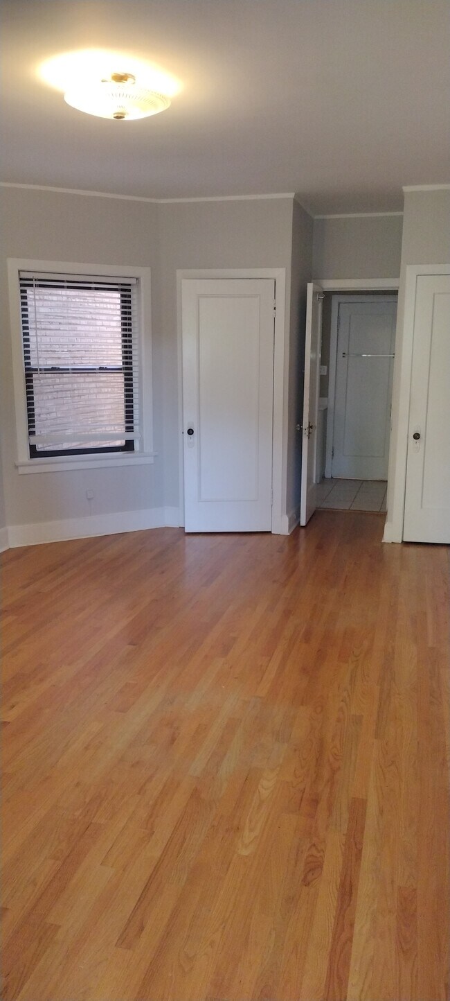 Building Photo - 531 W Briar Plz