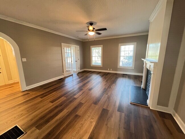 Building Photo - Historic mill house in hot Fort Mill SC with amazing kitchen!