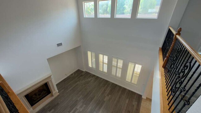 Building Photo - A Perfect Blend of Luxury, Comfort & Style