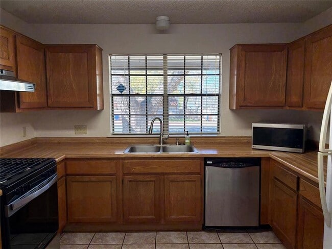 Building Photo - 1005 Wessex Way