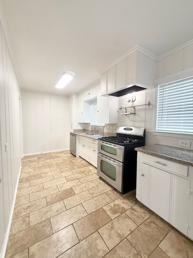 Building Photo - GAL13