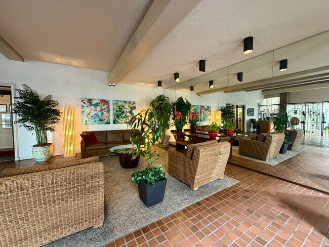 Building Photo - Luxury High-Floor Condo with Panoramic Ocean & Diamond Head Views | 2 Parking | Great Building Am...