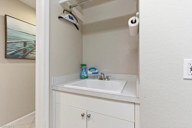 Building Photo - 10040 Valiant Ct