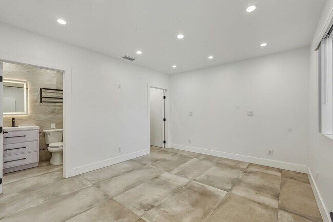 Building Photo - Luxury Newly Built 2 Bed, 2 Bath Home with Private Yard, Walk-In Closets & High-End Bespoke Kitchen