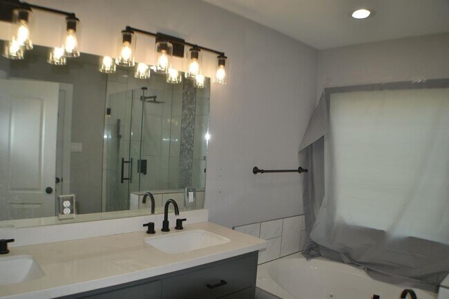 Building Photo - 9837 Fabiola Dr