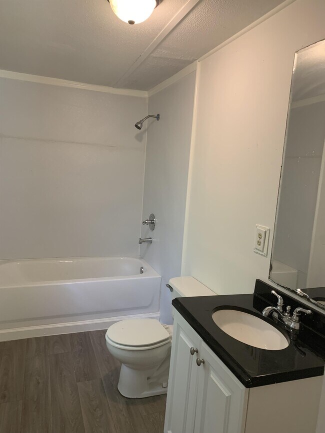 Building Photo - 6806 Skyview Dr SE