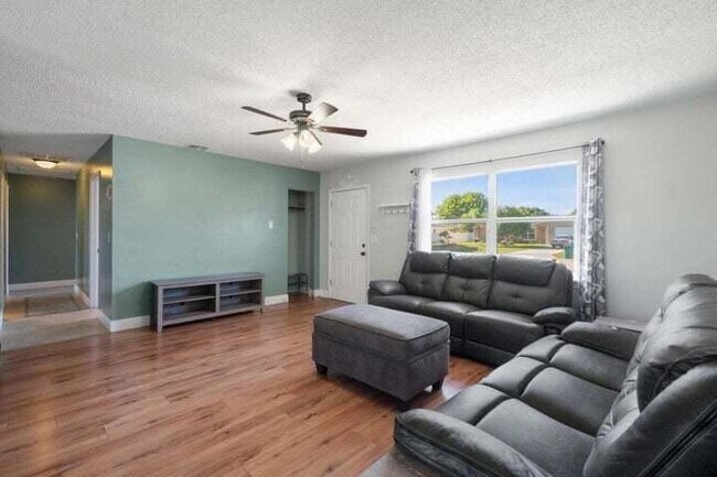 Building Photo - 2456 SE Melaleuca Blvd