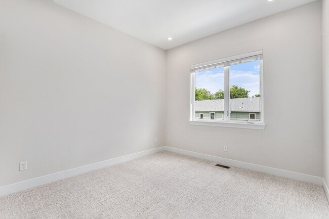 Building Photo - Spacious 3 bedroom home in the heart of Ed...