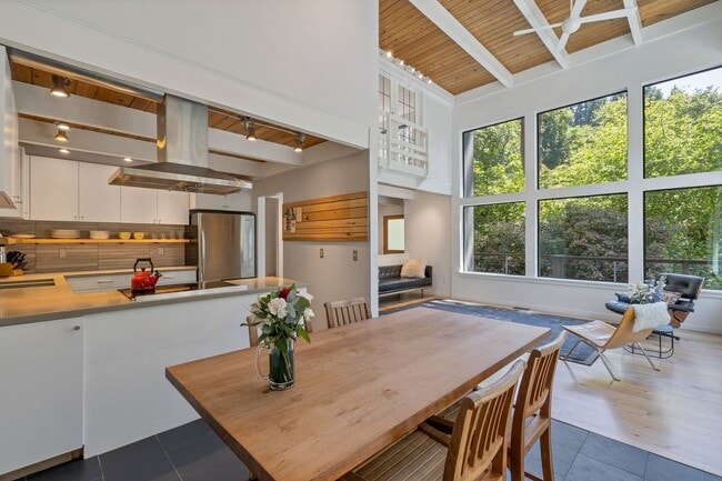 Building Photo - Great modern home located on Mercer Island