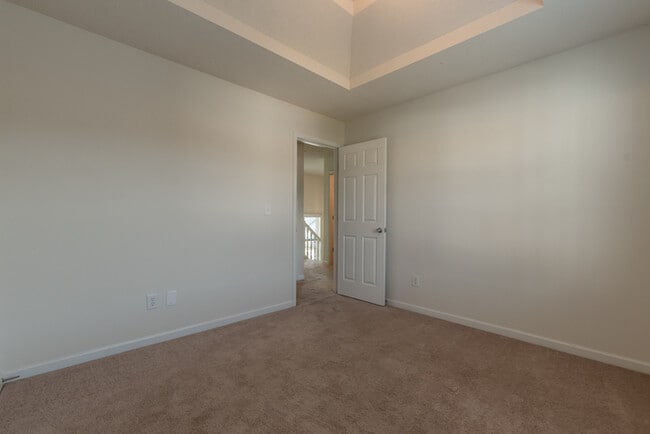 Building Photo - Spacious 4 bedroom 2.5 bath
