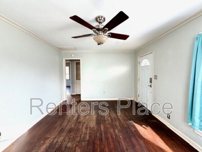 Building Photo - 4707 E 7th St