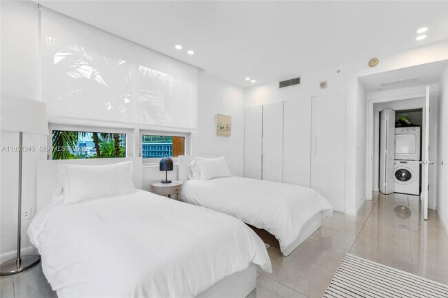 Building Photo - 3250 NE 1st Ave