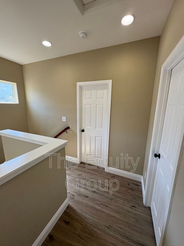 Building Photo - 1424 N Oliveto Ct