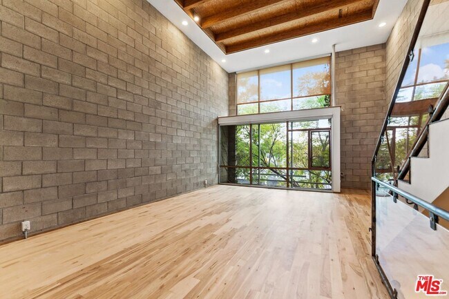 Building Photo - 6615 Melrose Ave