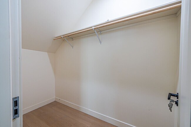 Building Photo - Modern Upstairs 3-Bedroom at 4222 1/2 | On...