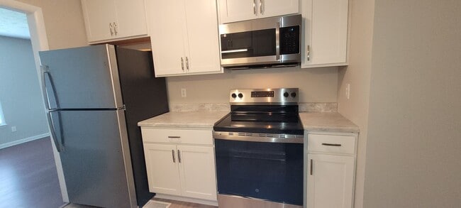 Building Photo - Clean 3 bedrooms, 2 baths, single garage w/remote control, and fenced yard!!