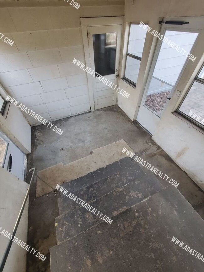 Building Photo - Spacious Raytown Home-Available NOW!!