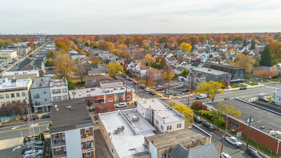 Building Photo - 114 Center St