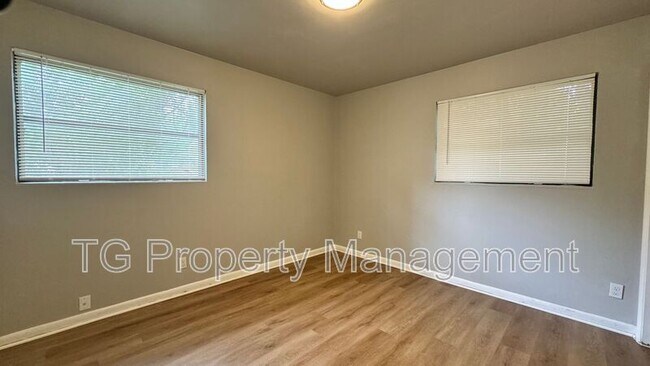 Building Photo - 804 La Marche Dr