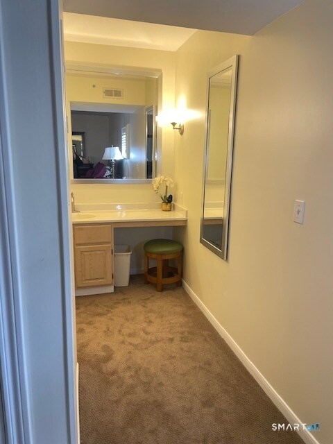 Building Photo - 221 Old Pond Ln