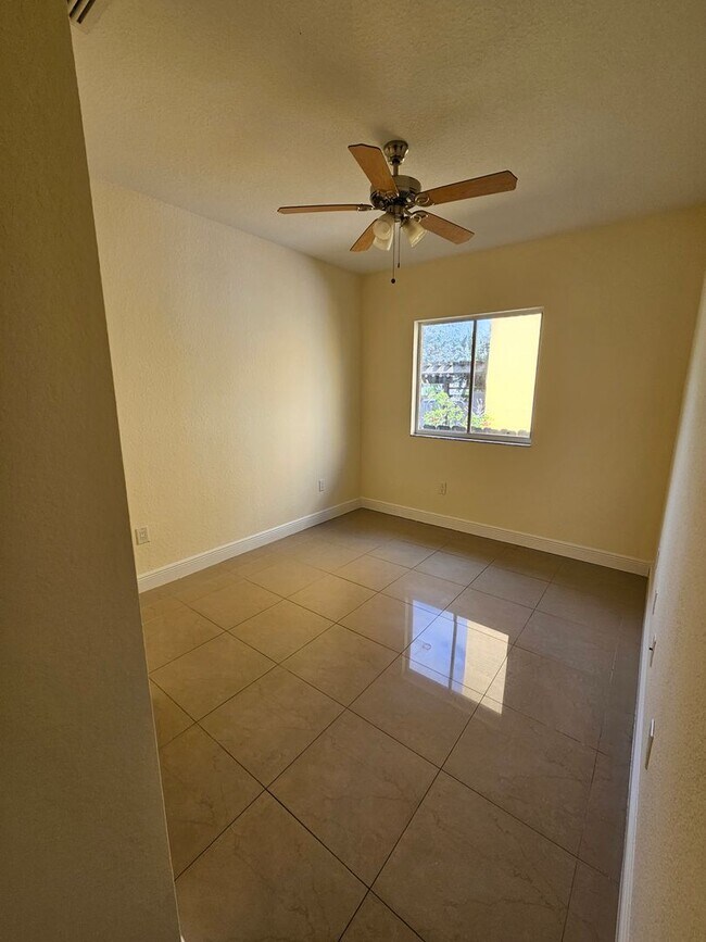 Building Photo - 3/2 Townhouse in East Fort Lauderdale