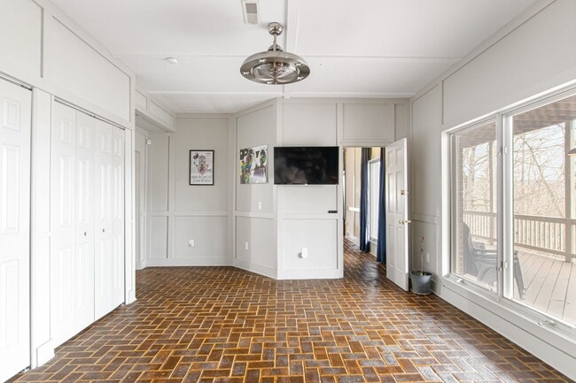 Building Photo - Rent Special! See Description! Spacious Ho...