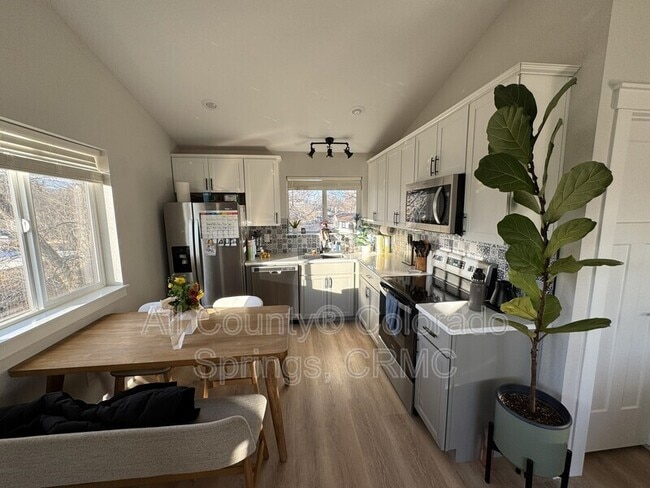 Building Photo - 824 S Logan Ave