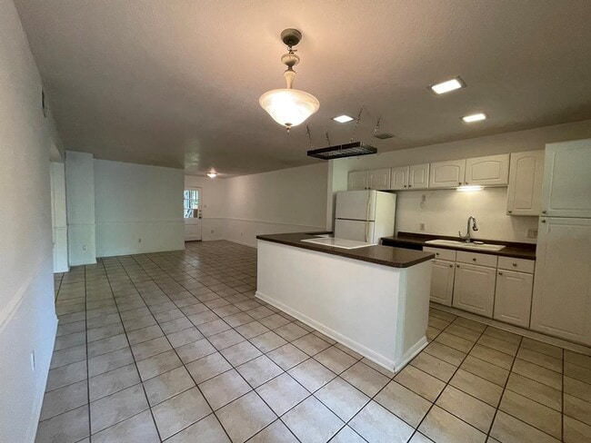 Building Photo - 8265 Kingsbrook Rd