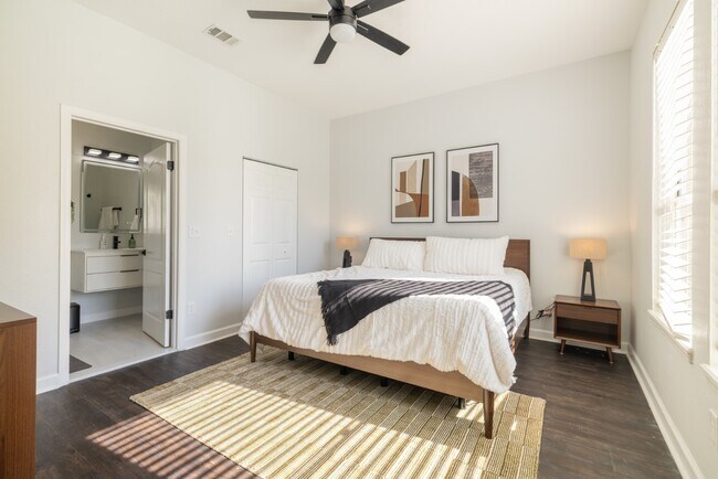 Building Photo - 708 Promenade Pl