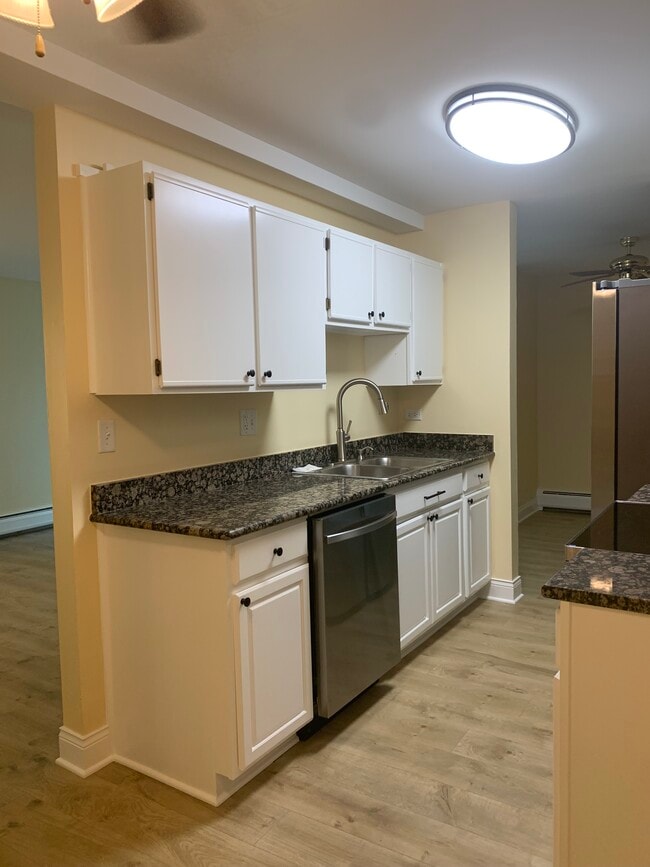 Building Photo - 1813 Hemlock Pl