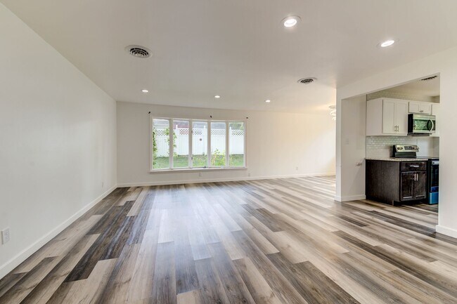 Building Photo - 695 Hargrove Ln