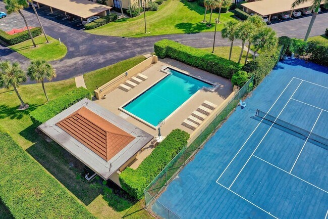 Building Photo - 5390 Woodland Lakes Dr