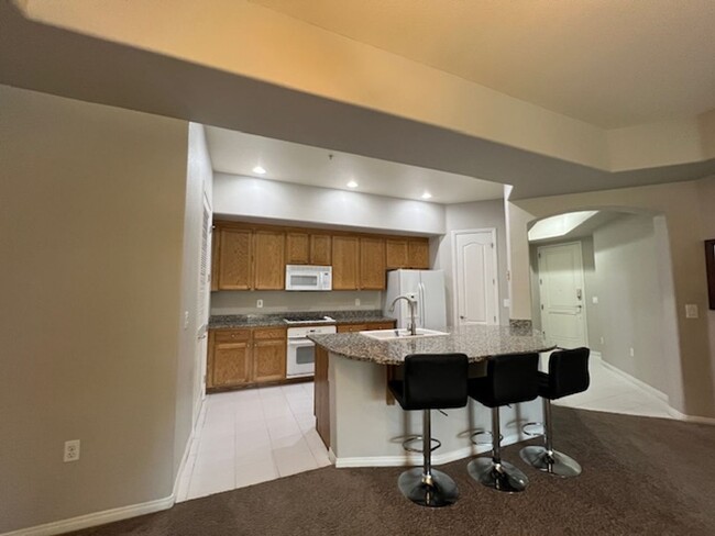 Building Photo - Stunning, 3-bedroom unit within a highly c...