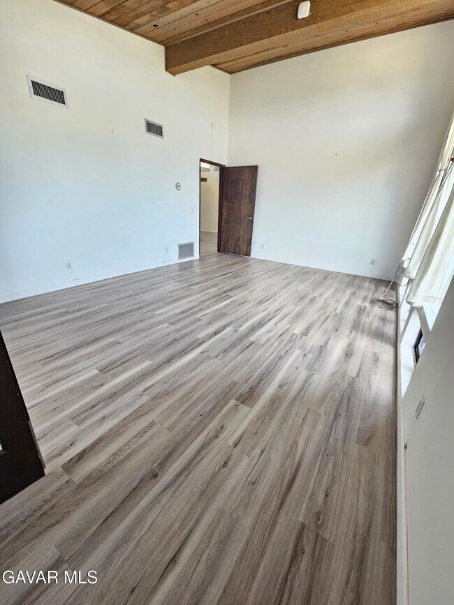 Building Photo - 145 Lakeview Dr