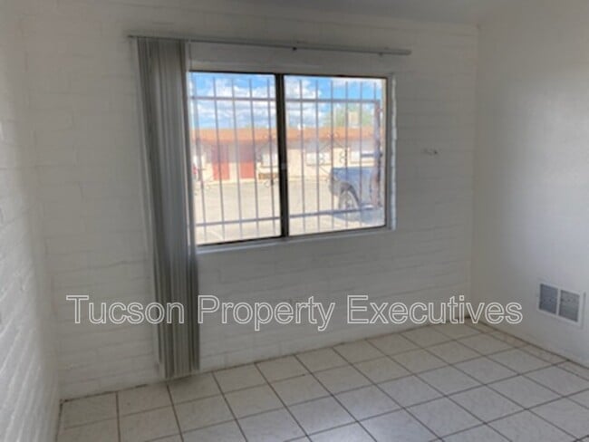 Building Photo - 5764 S Park Ave