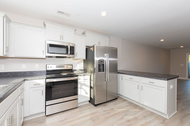 Building Photo - MOVE-IN READY