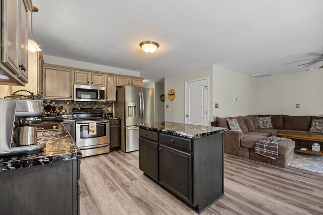 Building Photo - Fully Furnished Month to Month/Short Term Rental!