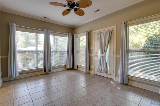 Building Photo - 976 Tracey Ln