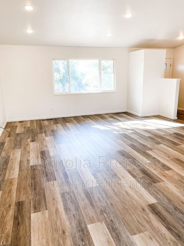 Building Photo - 1724 Robidoux Cir