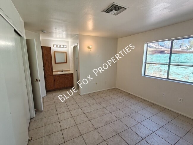 Building Photo - 3318 E Bellevue St