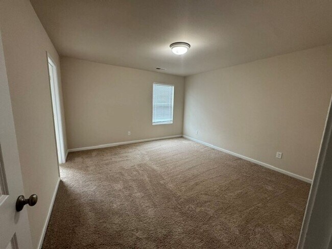 Building Photo - ***** READY TO MOVE IN *****