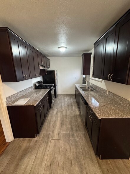 Building Photo - 5767 San Vicente Blvd