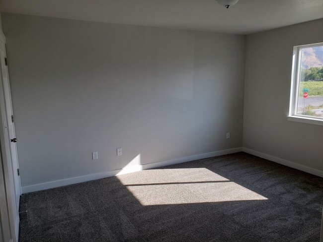 Building Photo - Spacious Springville Townhome